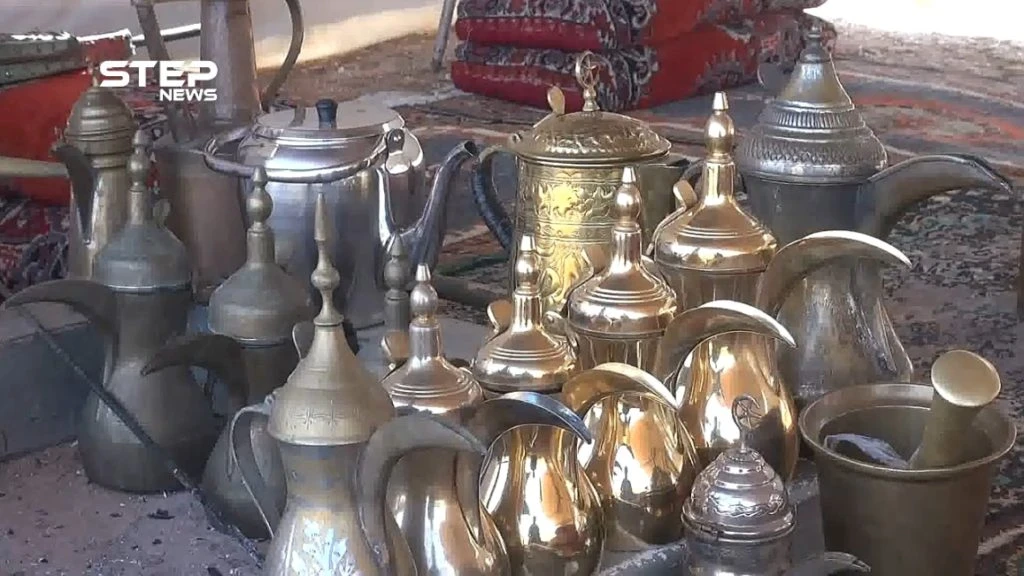 شاهد طريقة تحضير القهوة العربية التي تُعد إحدى العلامات المميزة للعشائر العربية