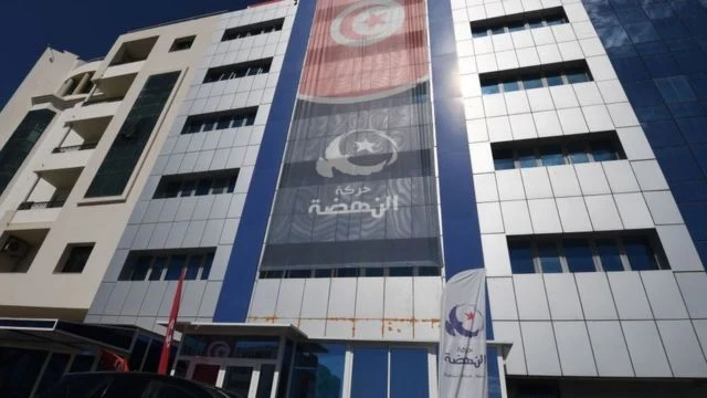 اندلاع حريق ضخم في مقر حركة النهضة بالعاصمة تونس وشخص يلقي بنفسه من الطابق الثاني (فيديو) 