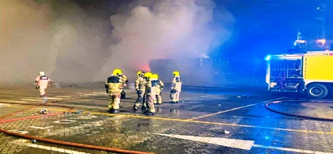 بيان هام من حكومة دبي بعد انفجار السفينة القادمة من إيران في ميناء جبل علي