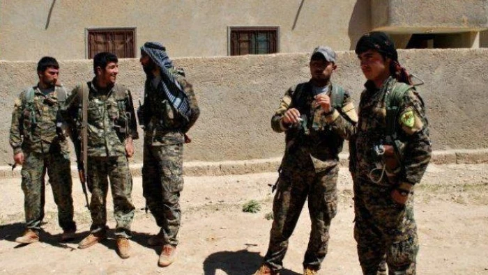 عشرات الحواجز لـ"قسد" داخل مدينة الرقة وحملة اعتقالات تطال الشباب والنازحين