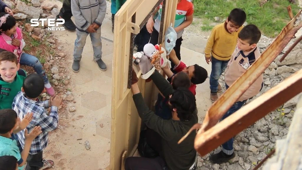 من على أنقاض المنازل.. المسرح المتنقل بسراقب لزرع البسمة على وجوه الأطفال