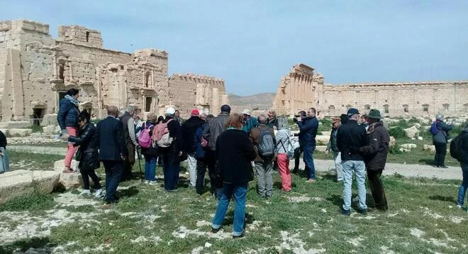 وفد سياحي أجنبي يصل مدينة تدمر بعد سنوات من الانقطاع