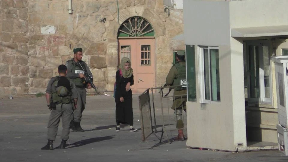 بالفيديو|| عملية طعن قرب الحرم الإبراهيمي في الخليل