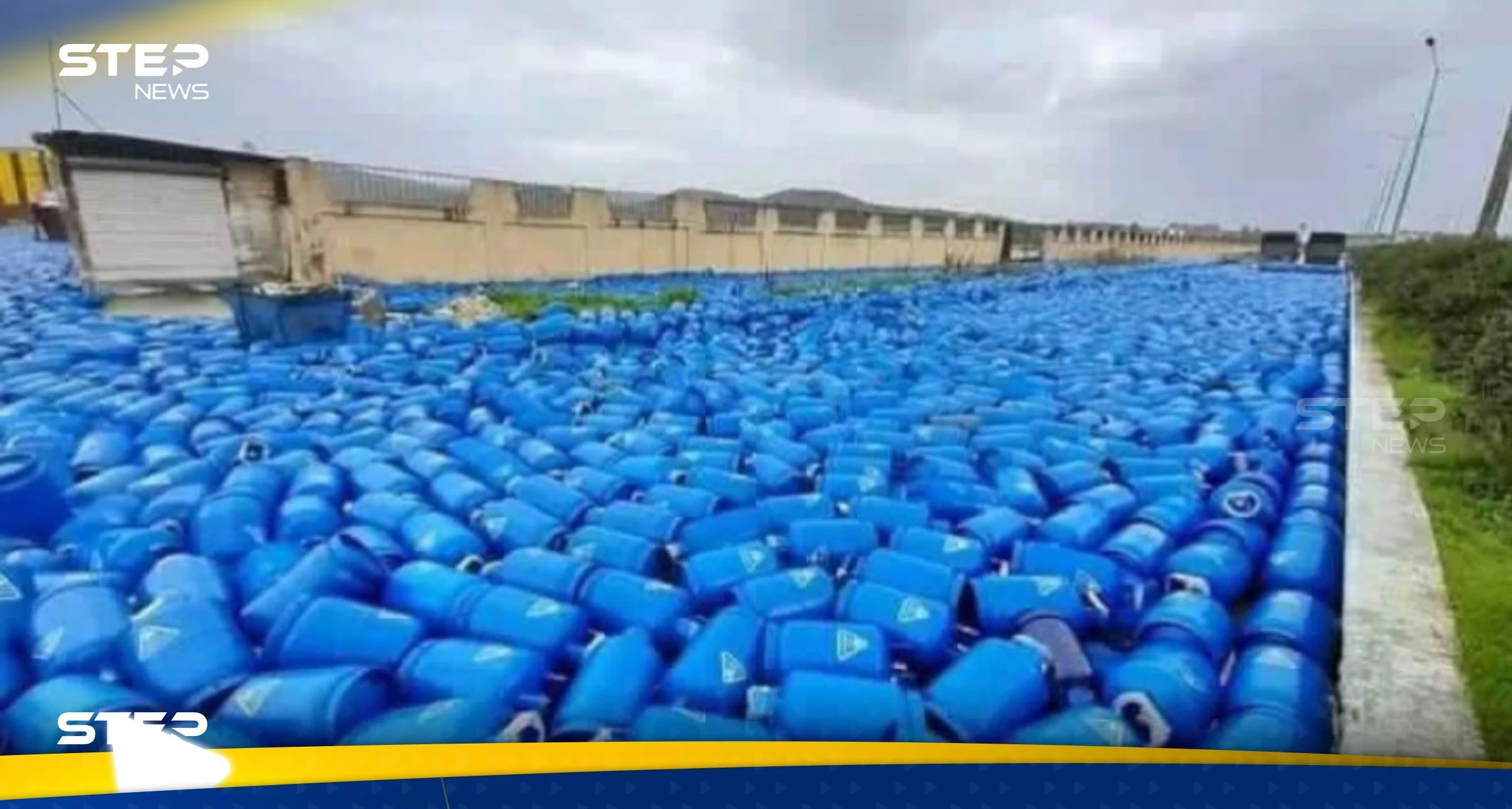 شاهد|| سيول قوية تجرف مئات اسطوانات الغاز في مدينة اللاذقية بسوريا