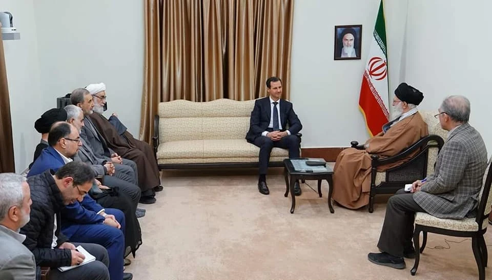 الأسد في زيارة غير معلنة للعاصمة طهران.. وعلم النظام غائب عن المشهد