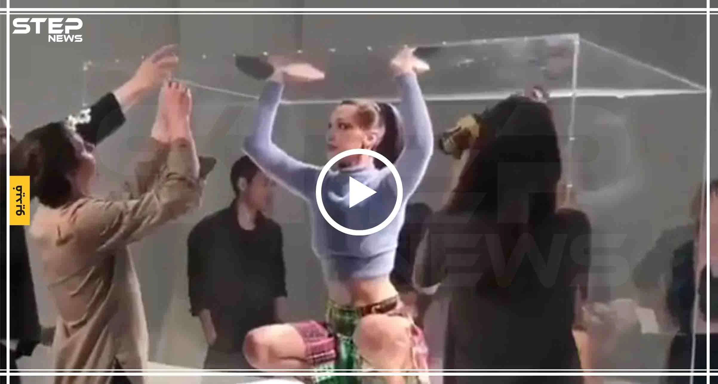 بالفيديو || أجمل امرأة في العالم تدخل قفصًا زجاجيًا