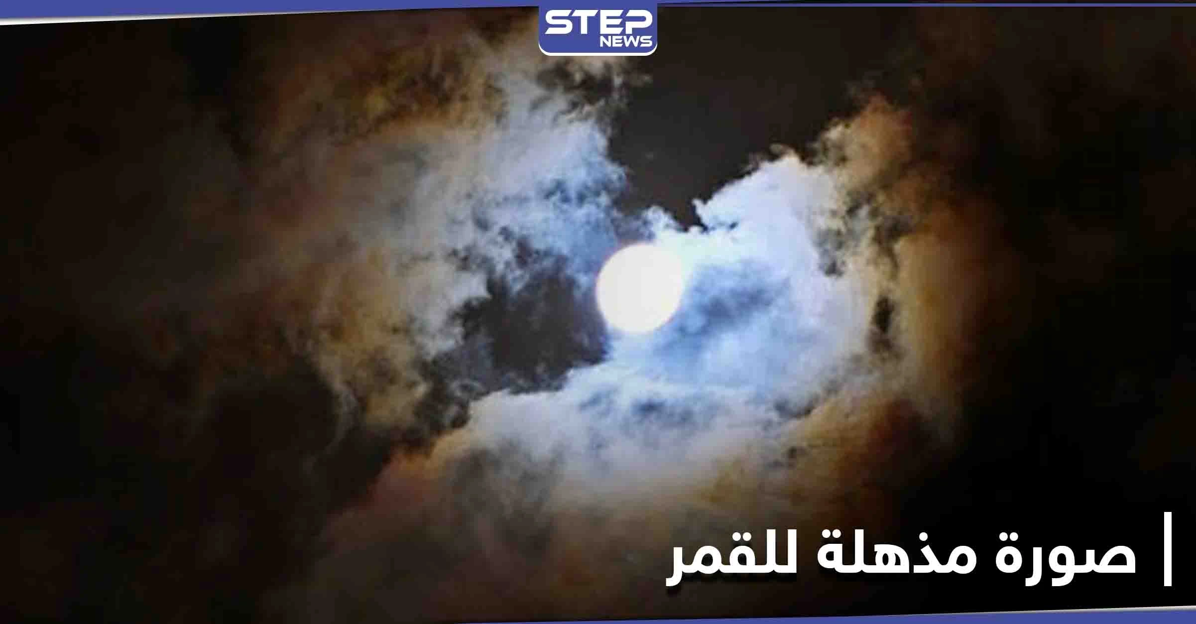 شاهد|| في ظاهرة نادرة... القمر محاطاً بـ هالة متعددة الألوان