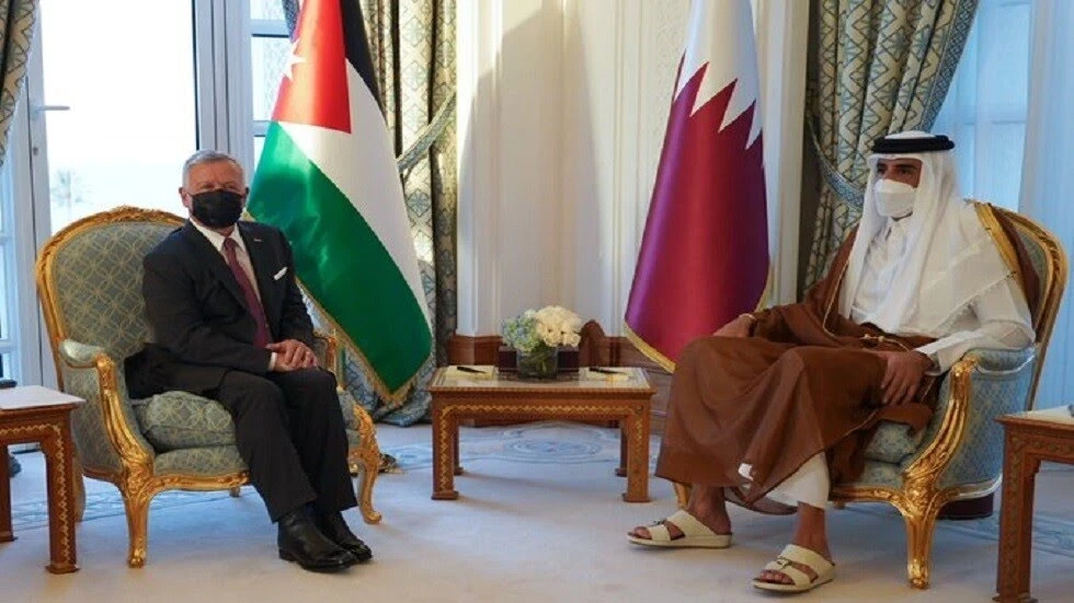 مباحثات بين الملك عبد الله والأمير تميم بن حمد تناولت سوريا وقضايا أخرى بزيارة هي الأولى من نوعها منذ سنوات