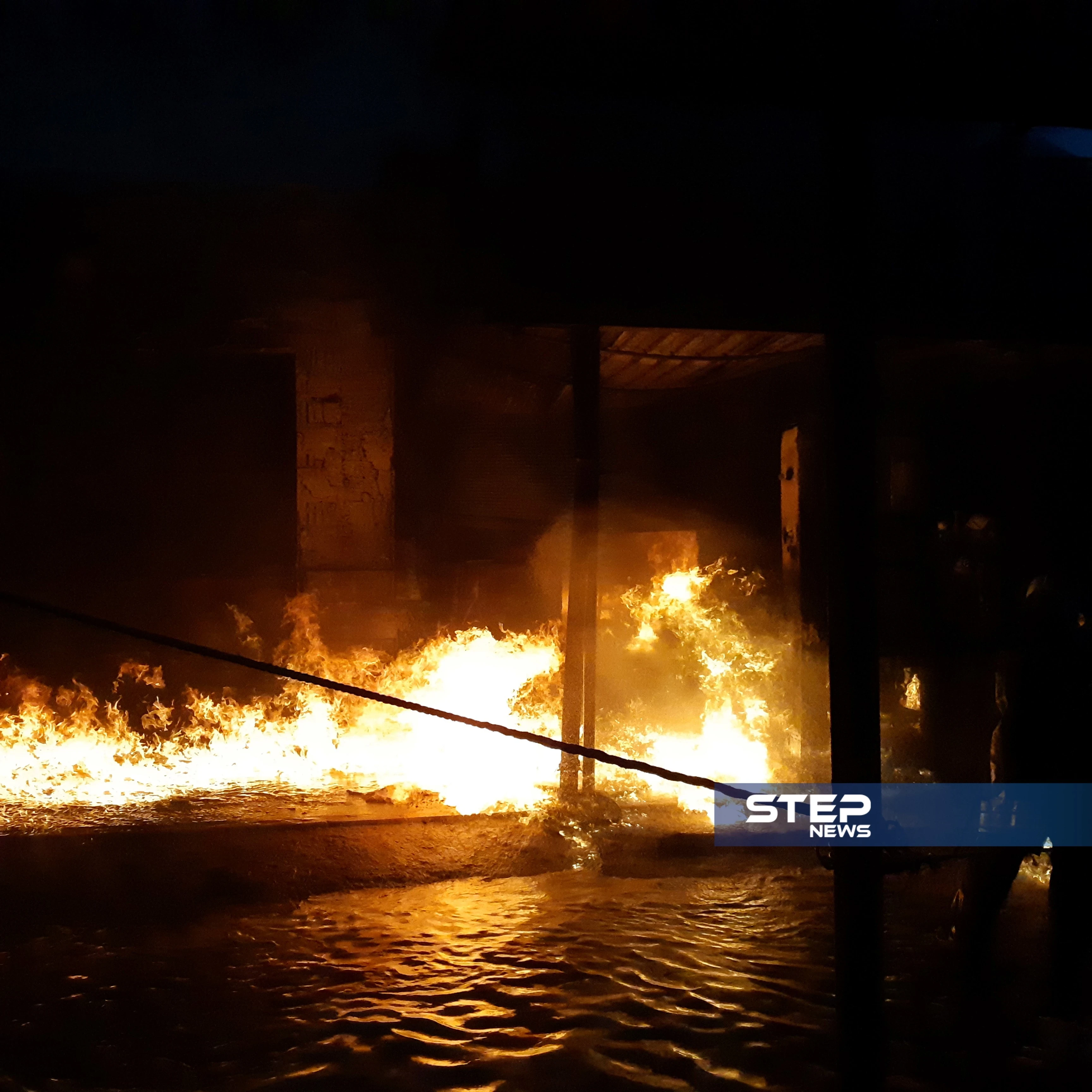 بالفيديو الدفاع المدني يطفئ حريق في كازية محروقات بمدينة إدلب