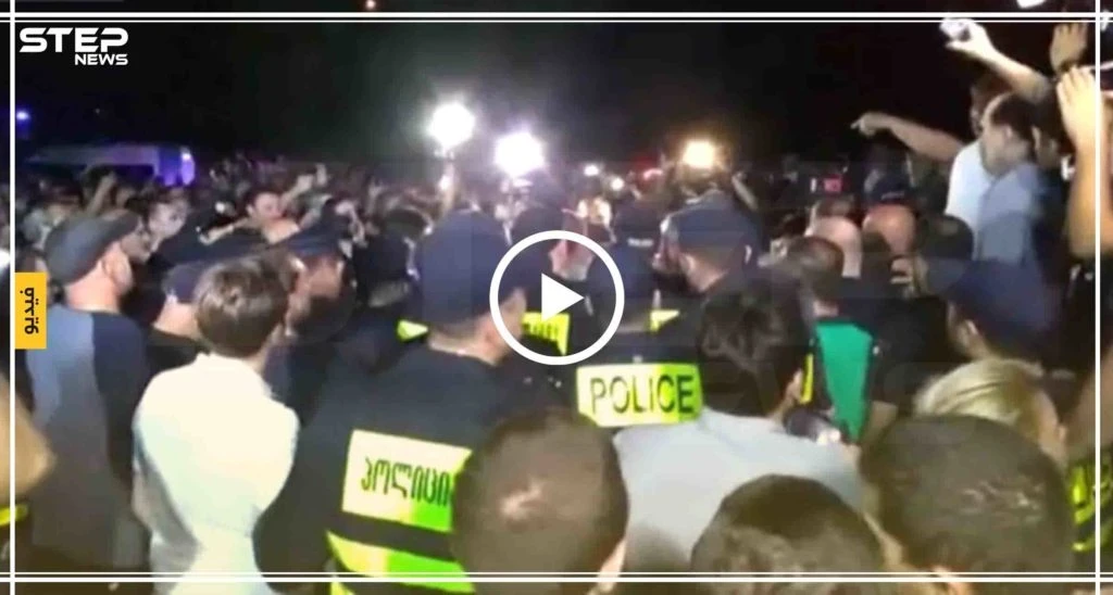 بالفيديو: حشود شعبية غاضبة أمام إحدى القنوات الفضائية تطالب بمعاقبة إعلامي شتم "بوتين"