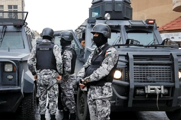 الأمن العام الأردني يُعيد الانتشار في مناطق مختلفة من المملكة ويهدد المخالفين لقراراتها "لن نتهاون"
