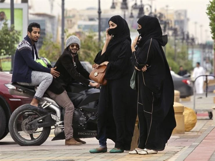 مستشار قانوني سعودي يطالب بمعاقبة المتحرَّش بها إذا خرجت للأماكن العامة بهذه النوعية من الملابس