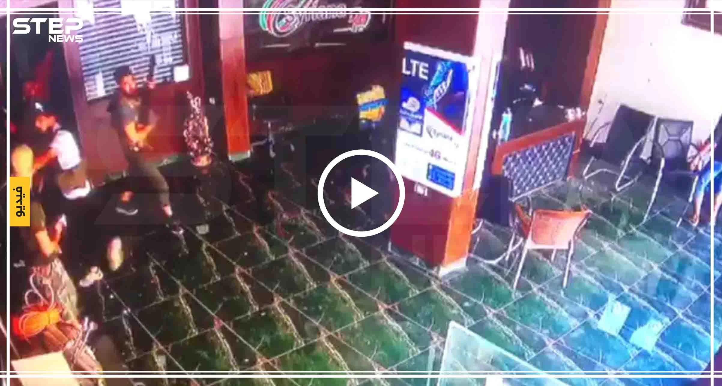 شاهد بالفيديو: مجموعة مسلحة تقتحم إحدى شركات الاتصالات بسرمدا وتعتدي بالضرب على صاحبها