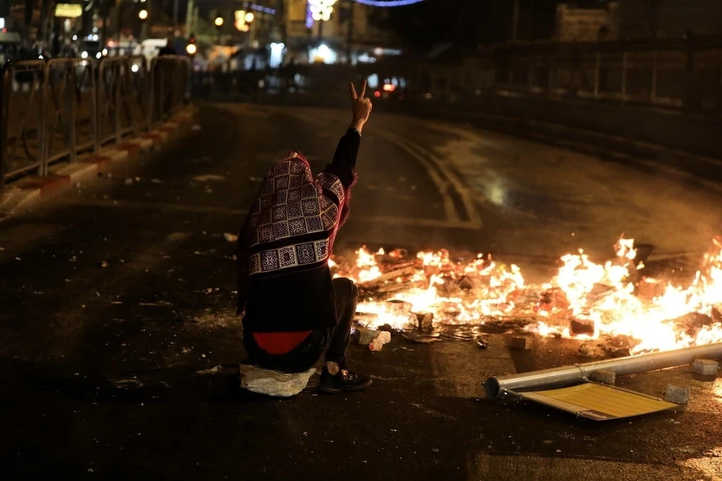 إسرائيل تعترض صاروخ من قطاع غزة واستمرار المواجهات بين الفلسطينيين والإسرائيليين في القدس