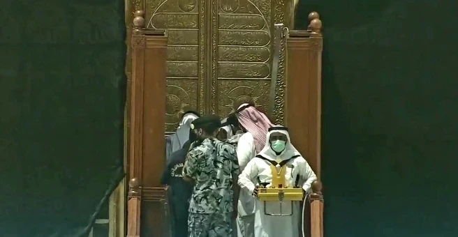 بالفيديو|| أمير سعودي يغسل الكعبة المشرفة وسط إجراءات مشددة