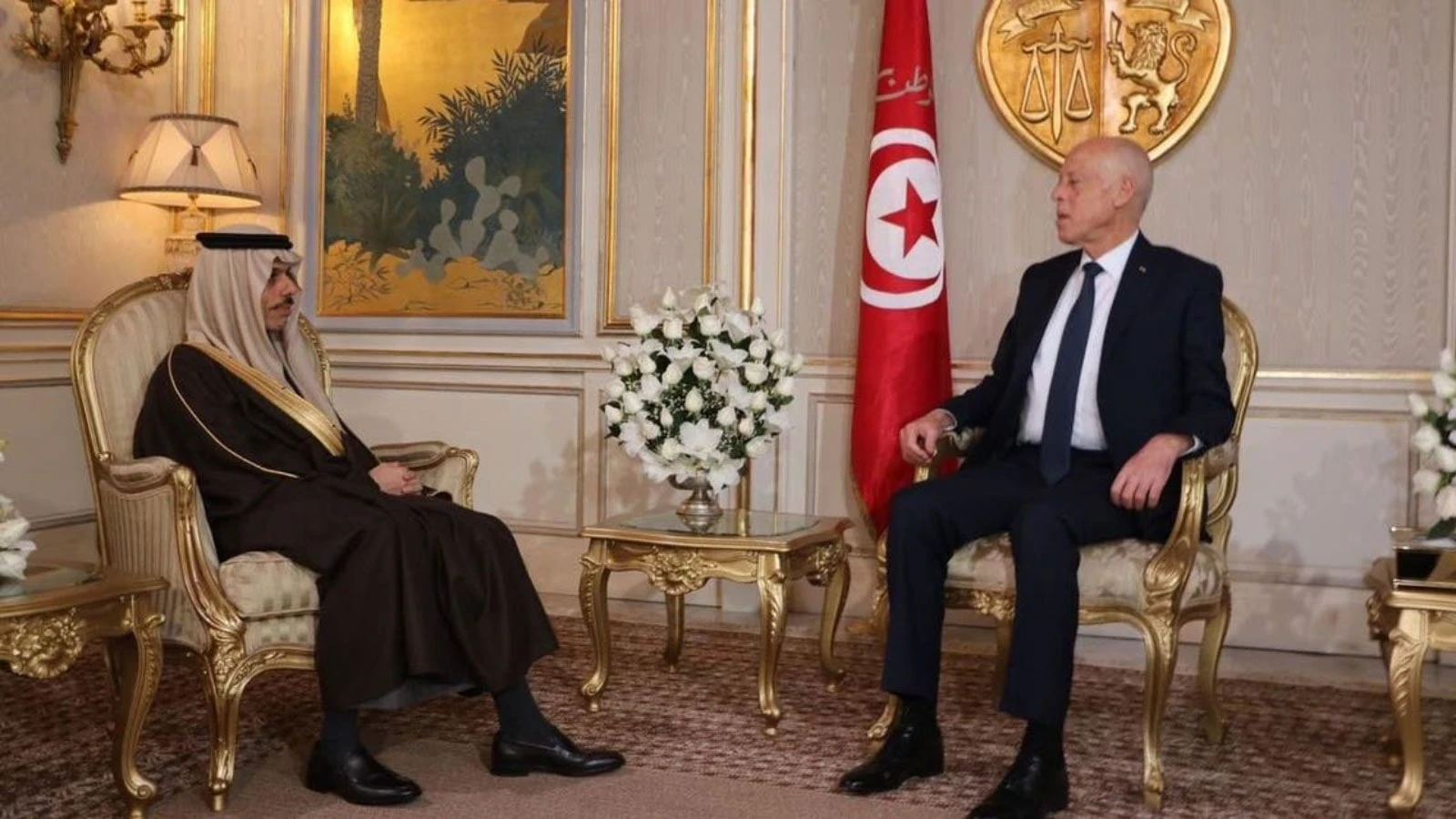 السعودية تكشف موقفها من قرارات الرئيس التونسي ووزير خارجيتها يزوره بقصره